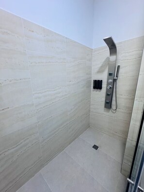 Shower, hair dryer, towels, soap - Casa en el corazon de cali con piscina cocina. Café y Melao (Cali)