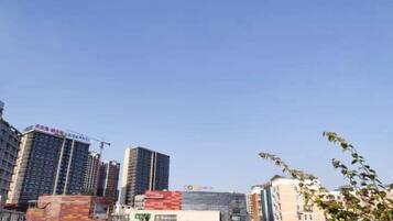 Paisagem urbana com edifícios altos, incluindo um hotel com placa chamativa.