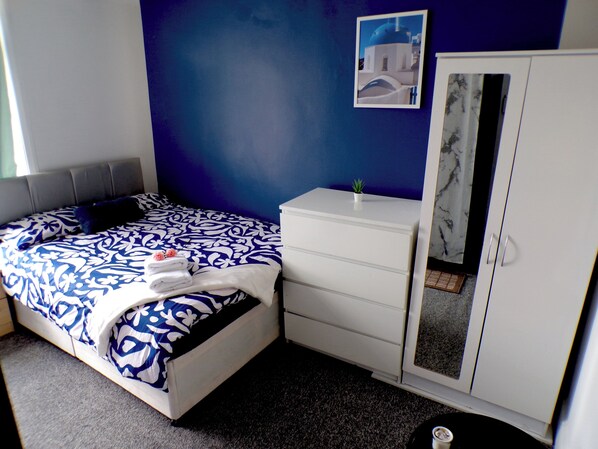 1 bedroom, free WiFi, bed sheets - Santoriniapartmentwestkensingtonsleeps3-ensuite-ac (London)