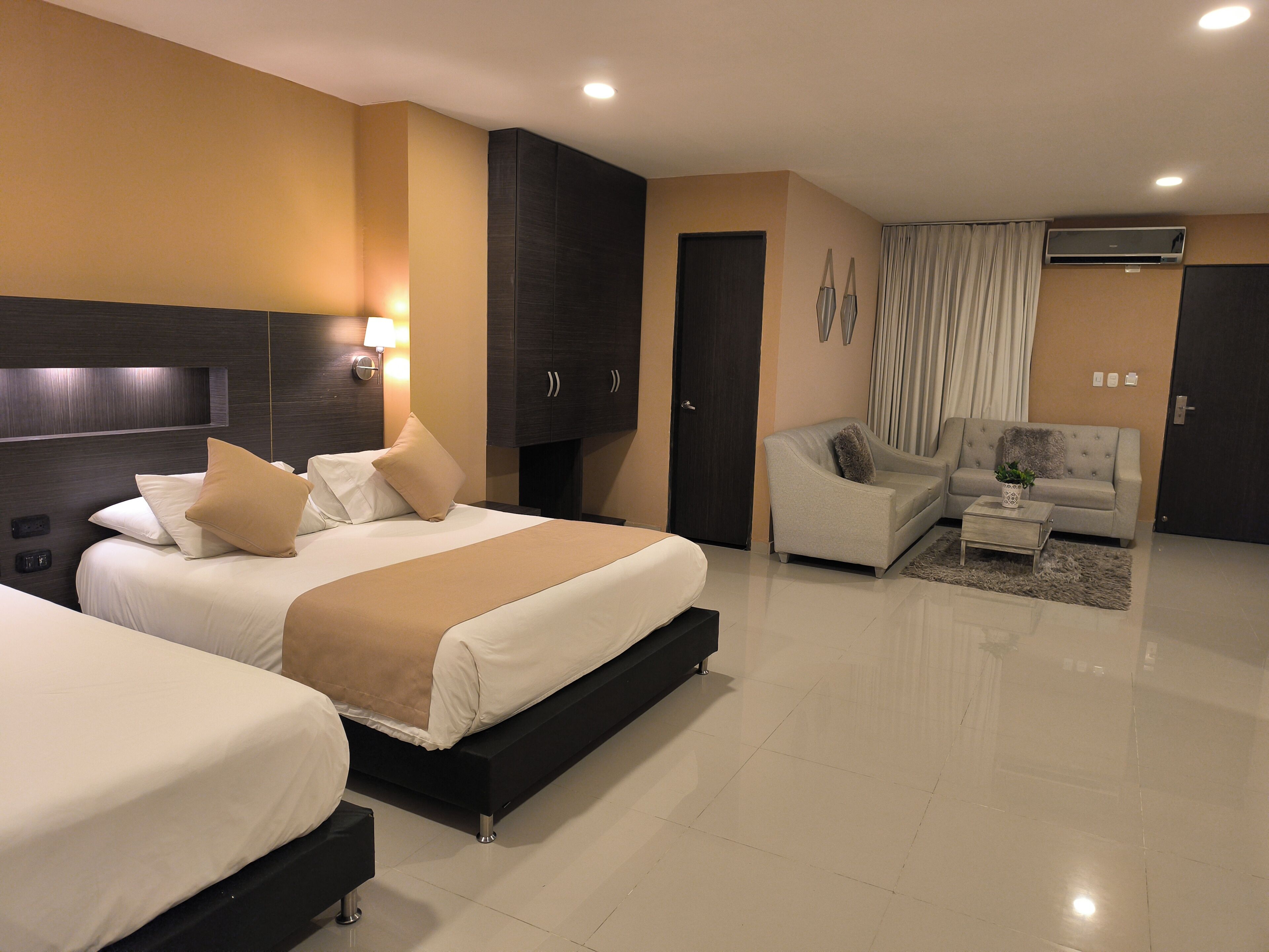 Habitación triple | Caja de seguridad en la habitación y espacio para trabajar con laptop 