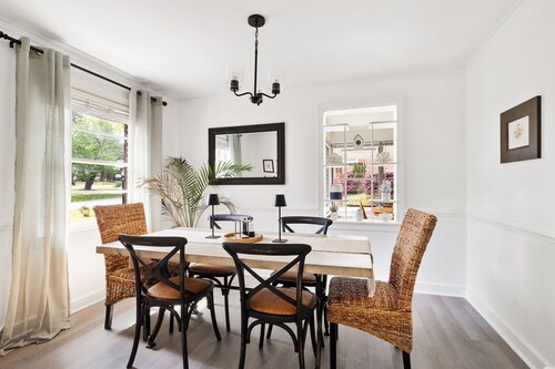 Beautifully renovated 3BR house near Charleston, Park Circle, Beaches, Shipyard