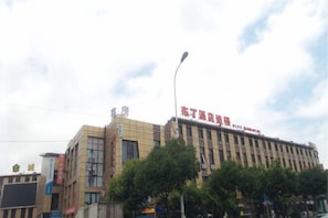 A multi-story building with signage indicating it is a hotel. - Dingding Hotel (Shanghai New International Expo Center Huaxia East Road Subway Station) (Shanghai)