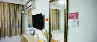 Dingding Hotel (Shanghai New International Expo Center Huaxia East Road Subway Station)