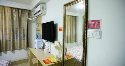 Dingding Hotel (Shanghai New International Expo Center Huaxia East Road Subway Station)