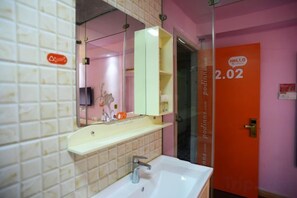 Bathroom - Dingding Hotel (Shanghai New International Expo Center Huaxia East Road Subway Station) (Shanghai)