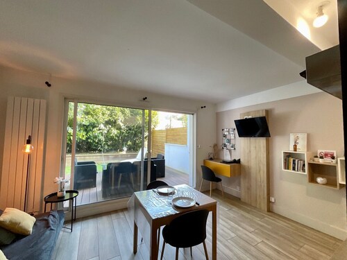 Apartment with warm and refined garden