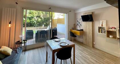 Apartment with warm and refined garden