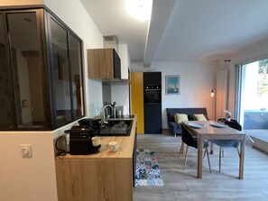 Een koelkast, een microgolfoven, een oven