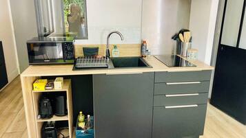 Réfrigérateur, micro-ondes, four, cafetiÚre/bouilloire