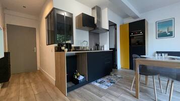 Réfrigérateur, micro-ondes, four, cafetiÚre/bouilloire