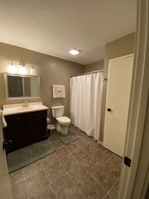 Shower, hair dryer, towels, soap - Kanc Kabin: Charming 3-bedroom condo with WiFi, AC (Lincoln)