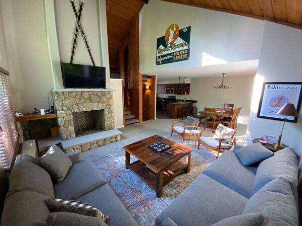 Smart TV, fireplace - Kanc Kabin: Charming 3-bedroom condo with WiFi, AC (Lincoln)