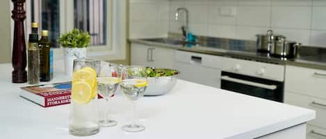 Full-size fridge, microwave, oven, dishwasher