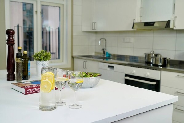 Full-sized fridge, microwave, oven, dishwasher