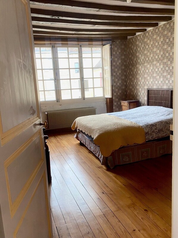 WiFi, bed sheets