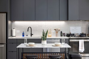 Fridge, microwave, oven, stovetop - Heritage Loft – Couples/Studio/WiFi/City Views (Birmingham)