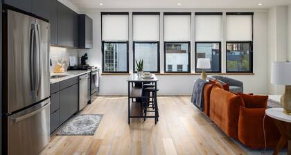 Sky Suite – Games/WiFi/Center of the City + Views