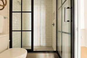 Shower, eco-friendly toiletries, hair dryer, towels - Urban Luxury Retreat:Mercantile on Morris/1BR/WiFi (Birmingham)