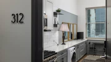 Een koelkast, een magnetron, een oven, een kookplaat