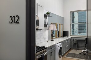 Fridge, microwave, oven, stovetop - Stunning Studio Escape: WiFi/Laundry/WorkSpace (Birmingham)