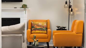 Een smart-tv, boeken en een kantoor