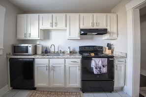 Fridge, microwave, oven, stovetop - Avondale Haven: Near it All– WiFi, King Bed & Pets (Birmingham)