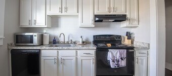 Avondale Haven: Near it All– WiFi, King Bed & Pets