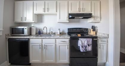 Avondale Haven: Near it All– WiFi, King Bed & Pets