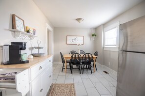 Dining - Avondale Haven: Near it All– WiFi, King Bed & Pets (Birmingham)