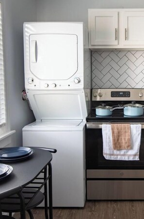 ثلاجة، ميكروويف، فرن، موقد طهي مسطح