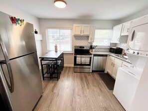 ثلاجة، ميكروويف، فرن، موقد طهي مسطح