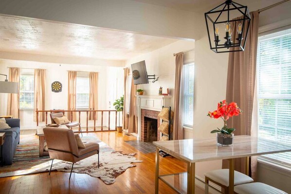 Smart TV, table tennis