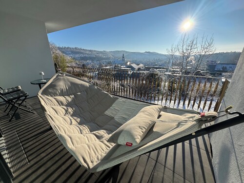 Chices Apartement in zentraler Lage mit großem Balkon und Blick über die Stadt