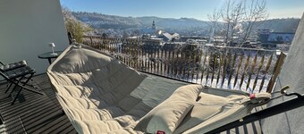 Chic apartment in a central location with a large balcony and views over the city