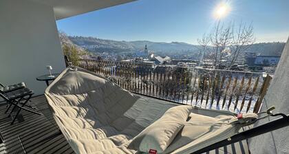 Chices Apartement in zentraler Lage mit großem Balkon und Blick über die Stadt