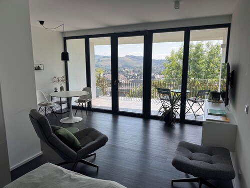 Chices Apartement in zentraler Lage mit großem Balkon und Blick über die Stadt