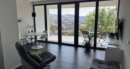 Chices Apartement in zentraler Lage mit großem Balkon und Blick über die Stadt