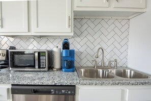 ثلاجة، ميكروويف، فرن، موقد طهي مسطح