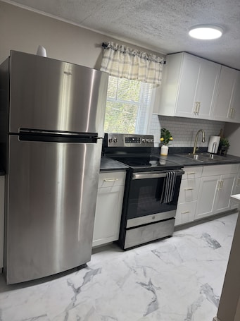 Geladeira, micro-ondas, fogão, cooktop