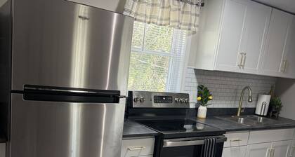 1 bedroom Upstairs Downtown Greeneville- Park Place