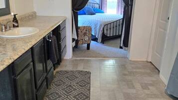 3 bedrooms, free WiFi, bed sheets, wheelchair access