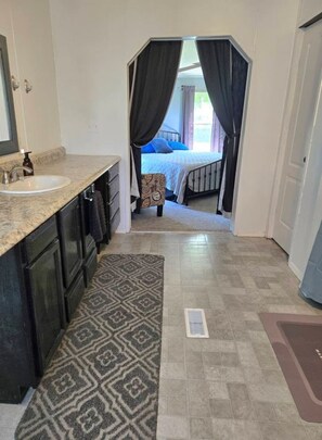 3 室のベッドルーム、WiFi (無料)、ベッドシーツ、車椅子でアクセスできる設備