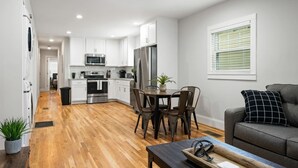 Un apartamento moderno con cocina, comedor y sala de estar.