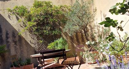 Cozy vacation home in picture-book village, 2 km to the beach at the Pont du Gard