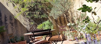 Cozy vacation home in picture-book village, 2 km to the beach at the Pont du Gard