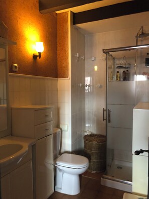 ヘアドライヤー、タオル、石鹸、トイレットペーパー