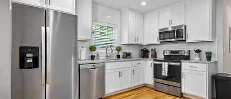 Geladeira, micro-ondas, fogão, cooktop