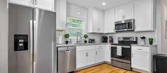Avenue Quads - Big Groups/King Bed/Parking/4 Units
