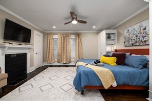 6 bedrooms, desk, iron/ironing board, free WiFi