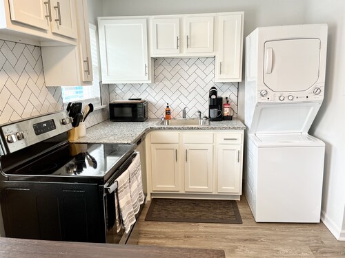 B1 Vulcan's Neutral Nest-King Bed/Pets/WiFi/City